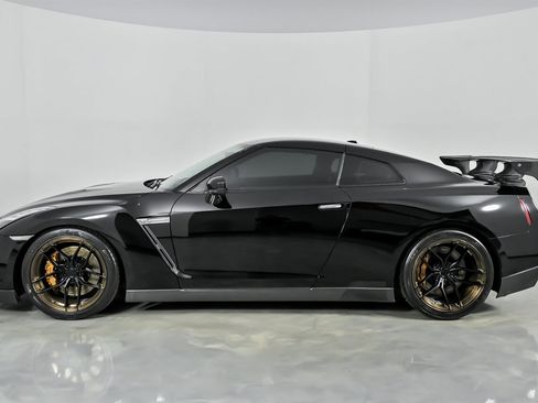 Used 2011 Nissan GT-R Premium image 8