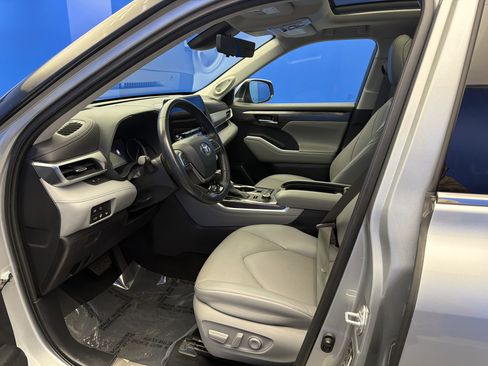 Used 2021 Toyota Highlander Platinum image 13