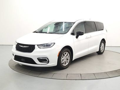 Used 2025 Chrysler Pacifica Select