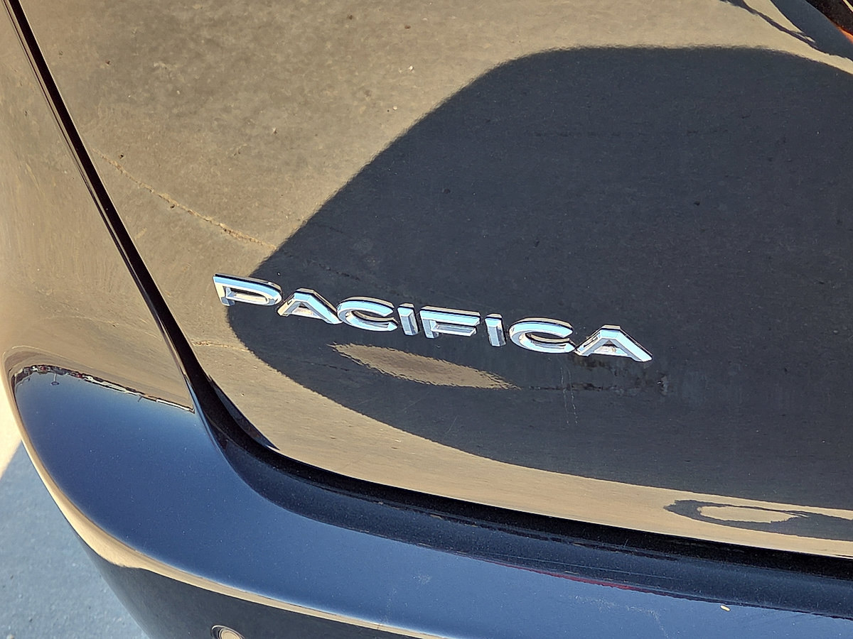 Used 2024 Chrysler Pacifica Touring-L FWD image 14