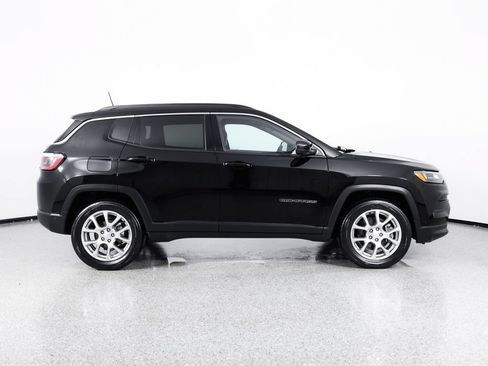 Used 2024 Jeep Compass Latitude w/ Sun and Sound Group AWD/4WD image 9