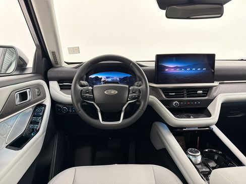 Used 2025 Ford Explorer Platinum w/ Ultimate Package AWD/4WD image 31