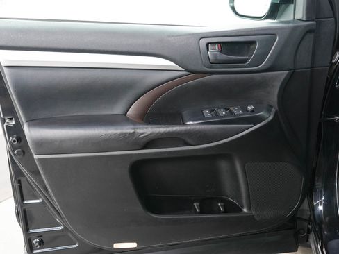 Used 2019 Toyota Highlander Plus AWD/4WD image 23