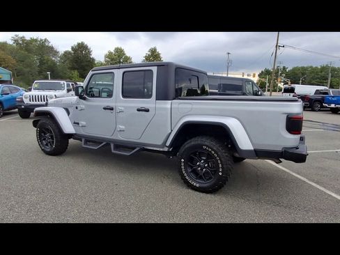 Used 2024 Jeep Gladiator Sport AWD/4WD image 6