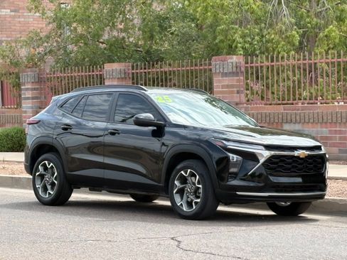 Used 2025 Chevrolet Trax LT FWD image 8