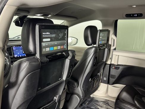 Used 2022 Chrysler Pacifica Touring-L w/ Uconnect Theater Family Group FWD image 25