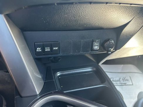 Used 2018 Toyota RAV4 LE AWD/4WD image 22