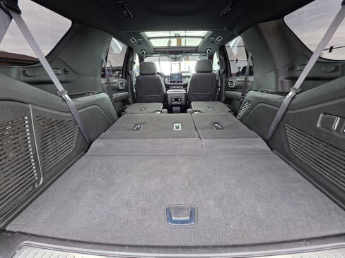 Used 2024 Chevrolet Tahoe Premier w/ Premium Package 2 AWD/4WD image 36