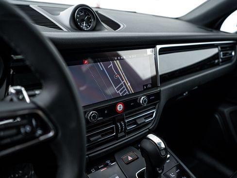 Certified 2025 Porsche Macan image 13