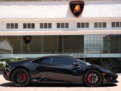 Used 2023 Lamborghini Huracan EVO RWD image 2