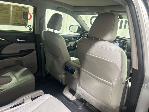 Used 2017 Toyota Highlander Limited Platinum AWD/4WD image 17