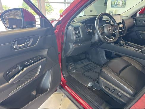 Used 2023 Nissan Pathfinder SL AWD/4WD image 18