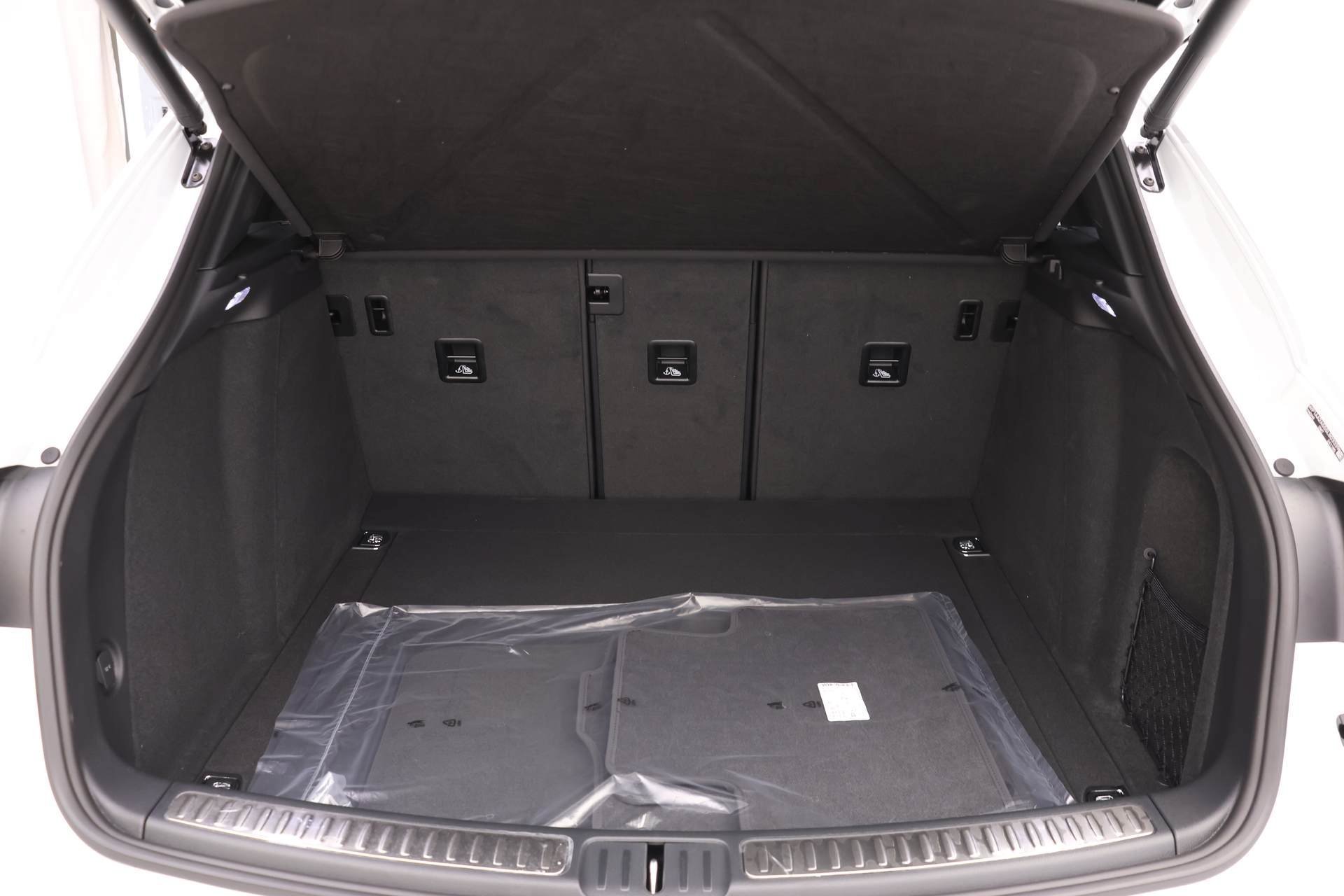 Used 2025 Porsche Macan AWD/4WD image 12