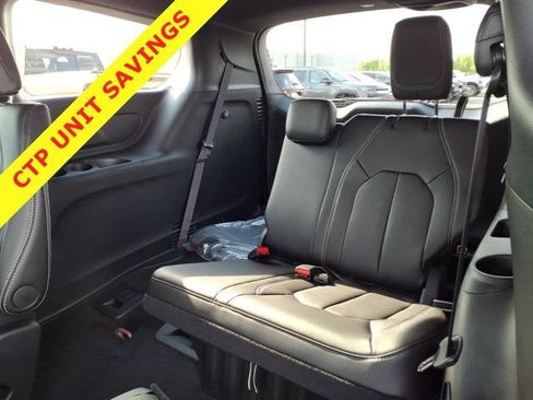 New 2026 Chrysler Pacifica Select AWD/4WD image 17