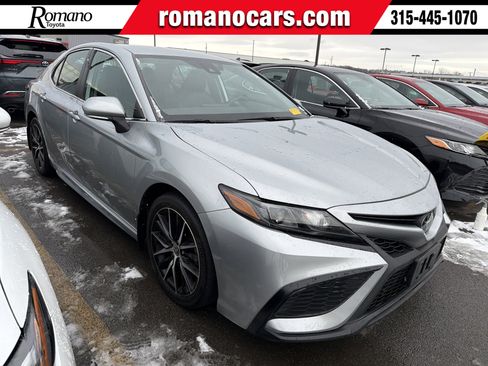 Used 2022 Toyota Camry SE image 1