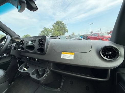 Used 2025 Mercedes-Benz Sprinter 2500 image 24