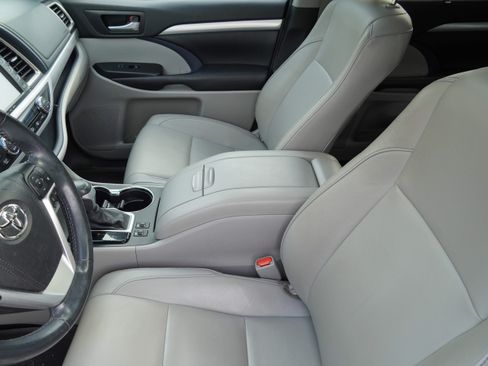Used 2017 Toyota Highlander XLE AWD/4WD image 8