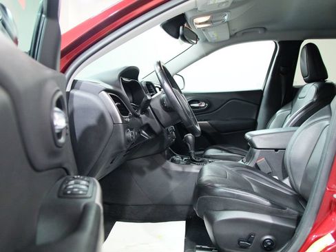 Used 2019 Jeep Cherokee Limited AWD/4WD image 4
