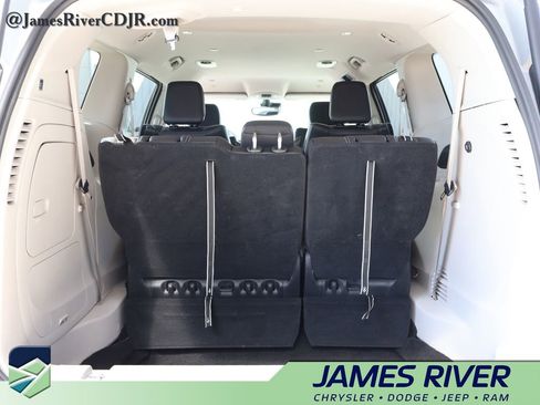 Used 2023 Chrysler Pacifica Touring-L image 14