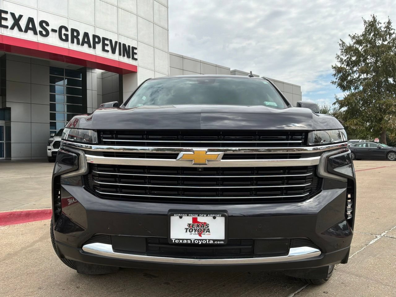 Used 2024 Chevrolet Tahoe LT w/ Luxury Package AWD/4WD image 3