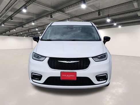 Used 2024 Chrysler Pacifica Touring-L image 18