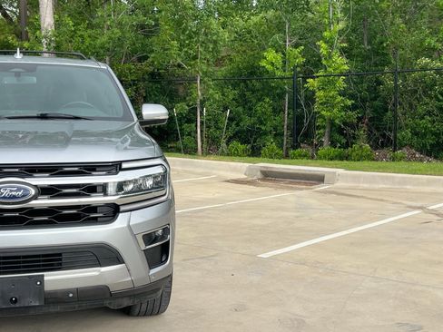 Used 2024 Ford Expedition Limited AWD/4WD image 3