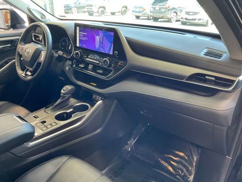 Used 2023 Toyota Highlander Limited AWD/4WD image 18