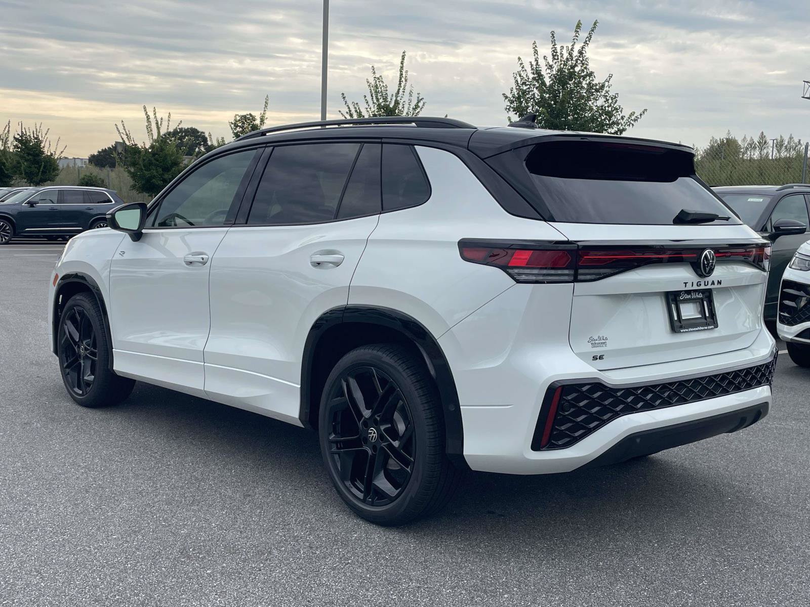 New 2026 Volkswagen Tiguan SE R-Line FWD image 5
