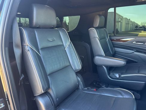Used 2023 Cadillac Escalade ESV Premium Luxury image 57