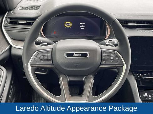 Used 2026 Jeep Grand Cherokee Altitude RWD image 23