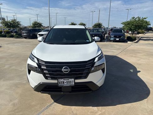 Used 2026 Nissan Rogue SV FWD image 2