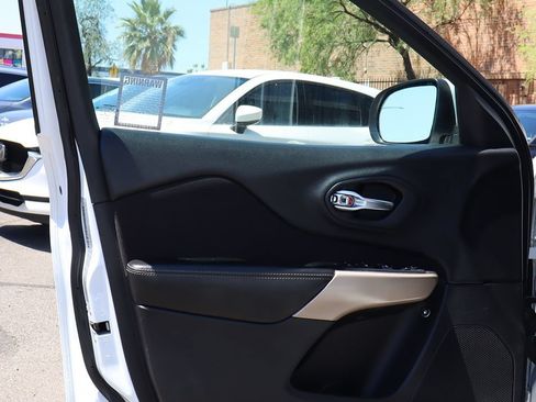 Used 2017 Jeep Cherokee Latitude FWD image 36