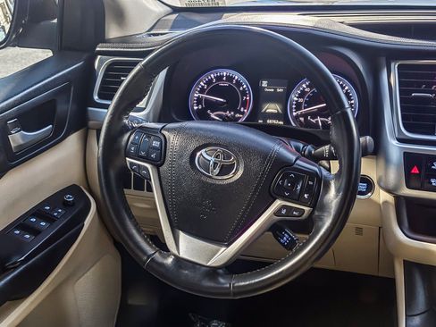 Certified 2017 Toyota Highlander XLE image 17