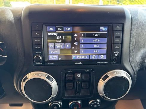 Used 2018 Jeep Wrangler Unlimited Sahara w/ Connectivity Group AWD/4WD image 19