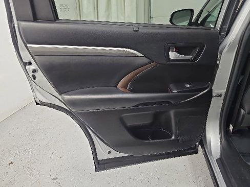 Used 2019 Toyota Highlander Limited AWD/4WD image 29