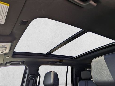 Used 2021 Chevrolet Suburban RST RWD image 15