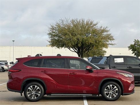 Certified 2023 Toyota Highlander XLE image 3