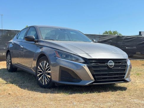 Used 2024 Nissan Altima 2.5 SV FWD image 2