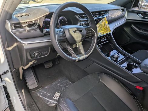 New 2025 Jeep Grand Cherokee Altitude image 14