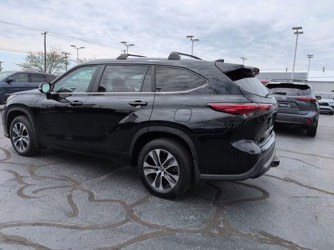 Used 2023 Toyota Highlander XLE image 3