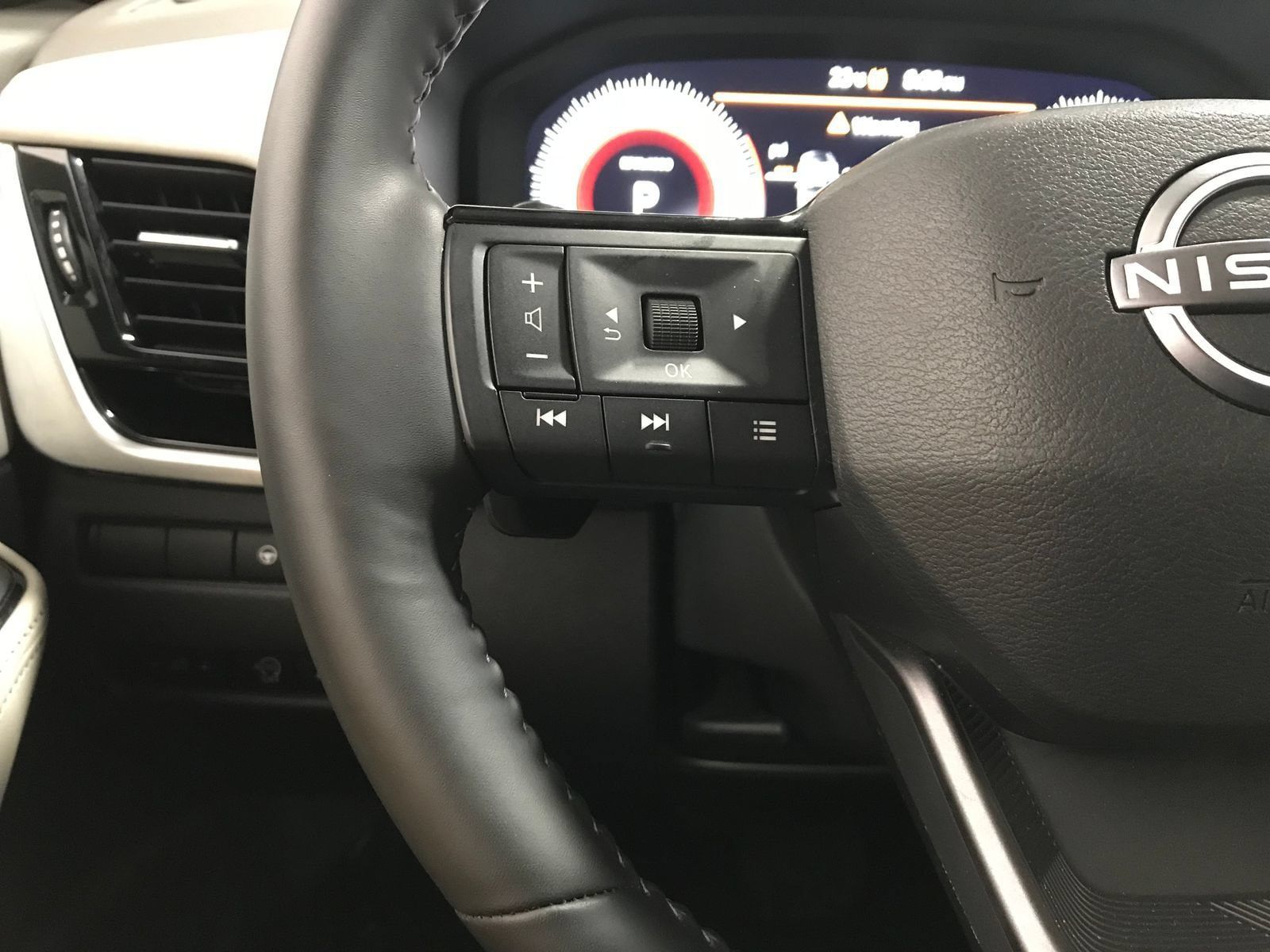 Used 2025 Nissan Rogue SL AWD/4WD image 16