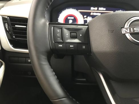 Used 2025 Nissan Rogue SL AWD/4WD image 16