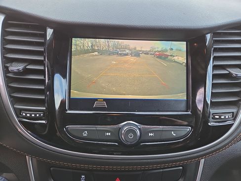 Used 2022 Chevrolet Trax LT w/ LT Convenience Package image 26