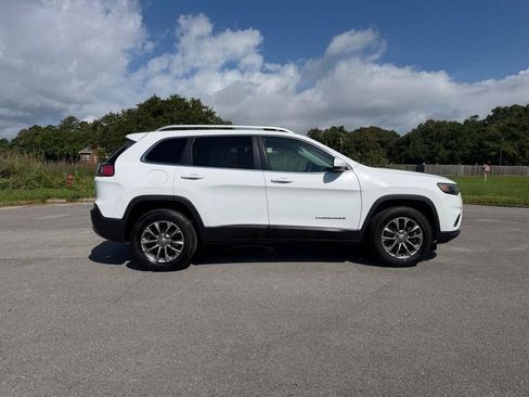 Used 2019 Jeep Cherokee Latitude Plus w/ Cold Weather Group AWD/4WD image 6