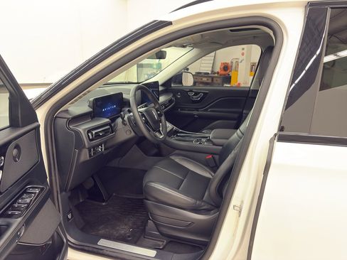 Used 2025 Lincoln Aviator AWD w/ Jet Appearance Package image 14