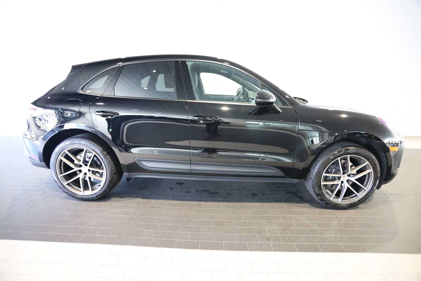 Used 2025 Porsche Macan AWD/4WD image 8