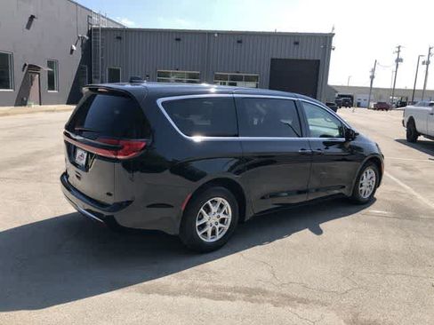 Certified 2024 Chrysler Pacifica Touring-L FWD image 6