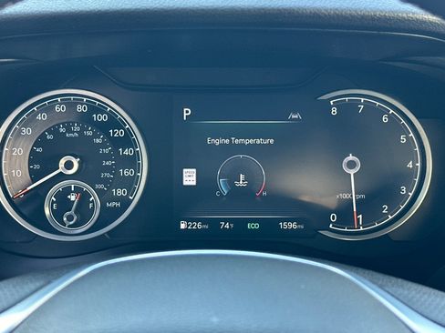 Used 2025 Genesis G70 2.5T image 25