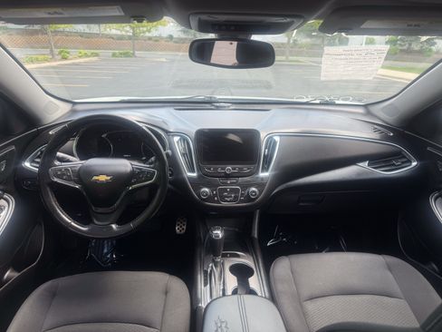 Used 2017 Chevrolet Malibu LT FWD image 9