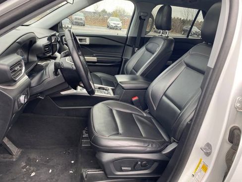 Used 2022 Ford Explorer XLT image 17